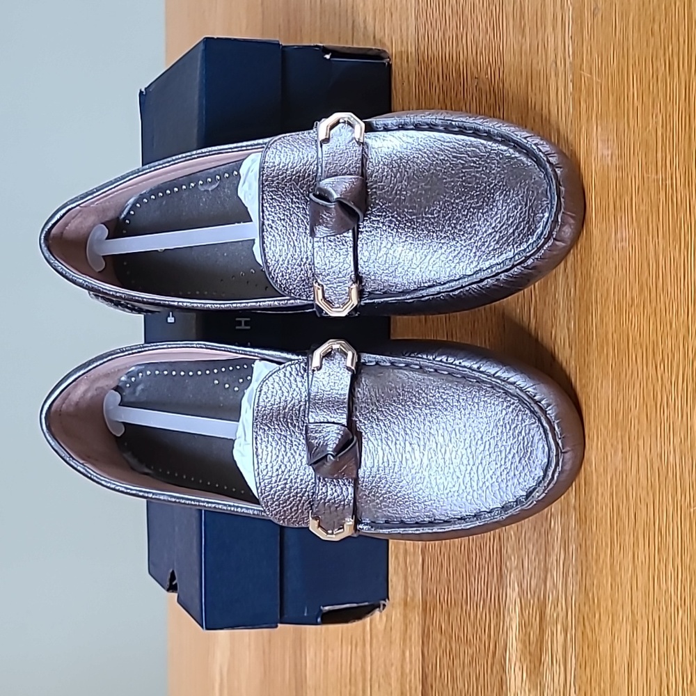 NEW Cole Haan Evelyn Bow Metallic Leather Driver in Pewter; Size 6